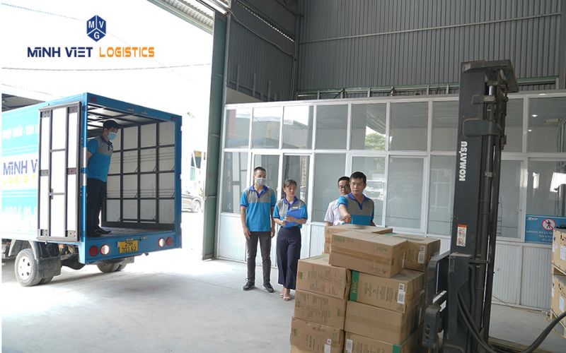 Đội ngũ nhân viên sẽ tiến hành nâng hạ hàng hóa theo đúng hợp đồng đã ký kết